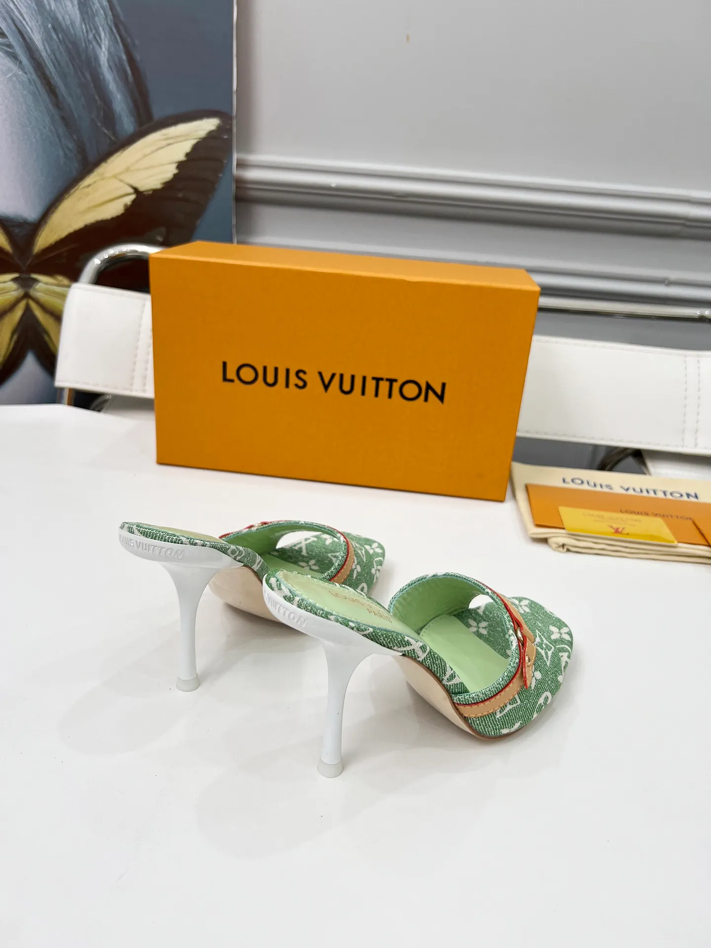 👟👟Ex-factory price 440👟👟 LV new denim kitten heel slippers 2025 summer must-have for goddesses, original replica, super comfortable on the feet. Show off the queen's temperament, the heel height is 9.5CM, which shows your temperament without being tiring. Leather outsole. Standard code: 35-42 (41 and 42 codes are customized, non-returnable and non-exchangeable)